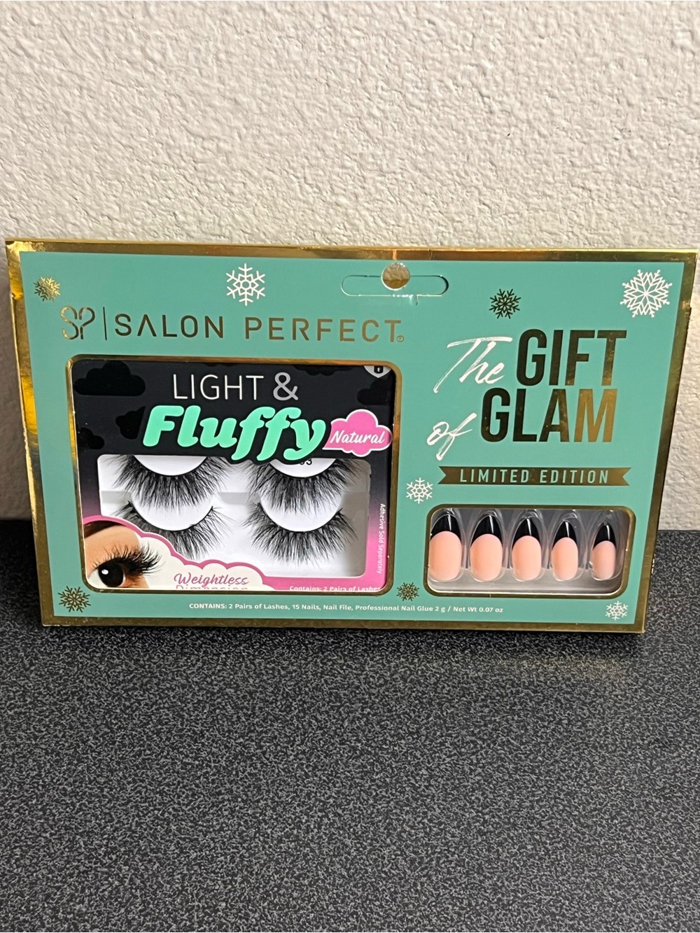 Salon Perfect Light & Fluffy Lashes Gift Set  Peach Accent Nails